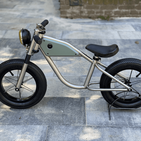 Image of Roel van Heur unieke handgemaakte loopfiets zijkant