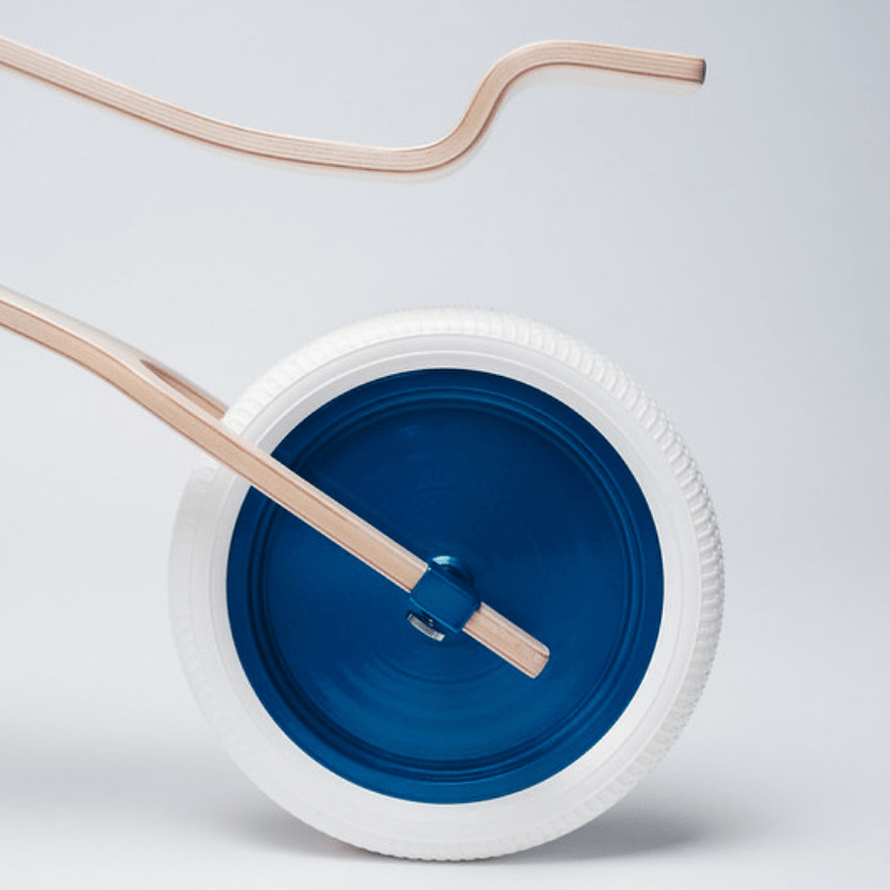 Brum Brum Design Loopfiets Eiken Blauwe Banden zijaanzicht