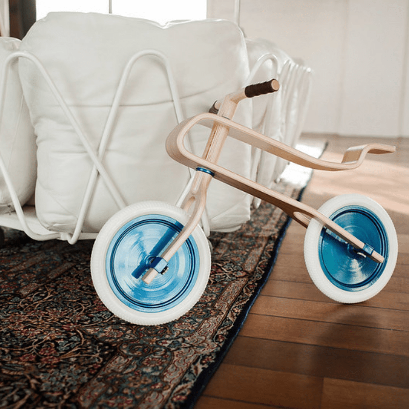 Brum Brum Design Loopfiets Eiken Blauwe Banden zijaanzicht