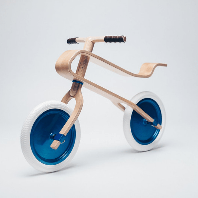 Brum Brum Design Loopfiets Eiken Blauwe Banden zijaanzicht