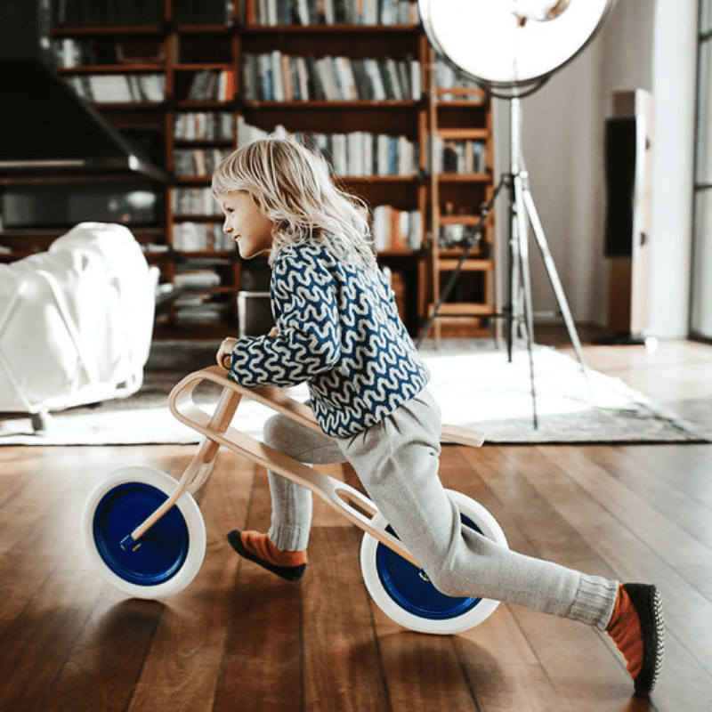 Brum Brum Design Loopfiets Eiken Blauwe Banden zijaanzicht